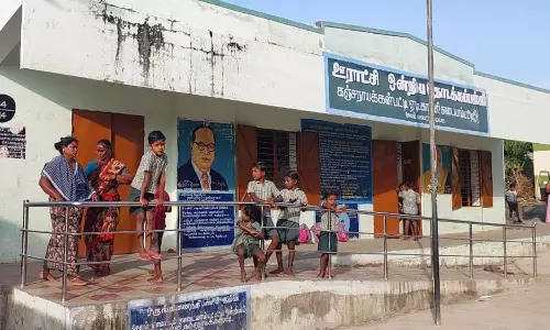 பள்ளியின் சமையல் அறையை பூட்டிய பெண்- காலை உணவு சாப்பிட வந்த குழந்தைகள் தவித்தனர்