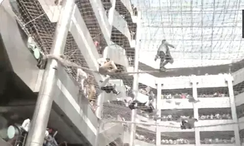 மகாராஷ்டிராவில் பரபரப்பு-  தலைமை செயலகத்திற்குள் புகுந்து விவசாயிகள் போராட்டம்