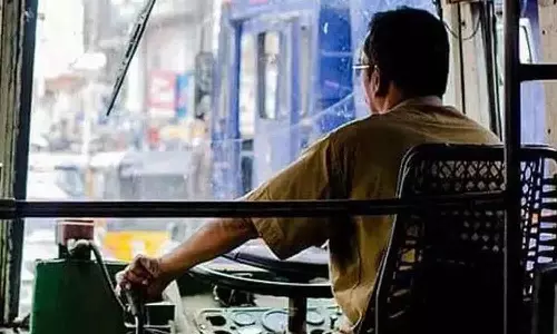 ரூ.500 கொடுத்து மீதி சில்லரை கேட்ட தகராறில் பஸ்சில் இருந்து தொழிலாளியை கீழே தள்ளிய டிரைவர்-கண்டக்டர்