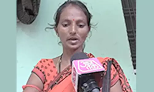 தூங்கிக்கொண்டிருந்த பெண்ணின் காலை சுற்றிய ராஜநாகம்-  பிரார்த்தனைக்கு பின் விலகிய அதிசயம்