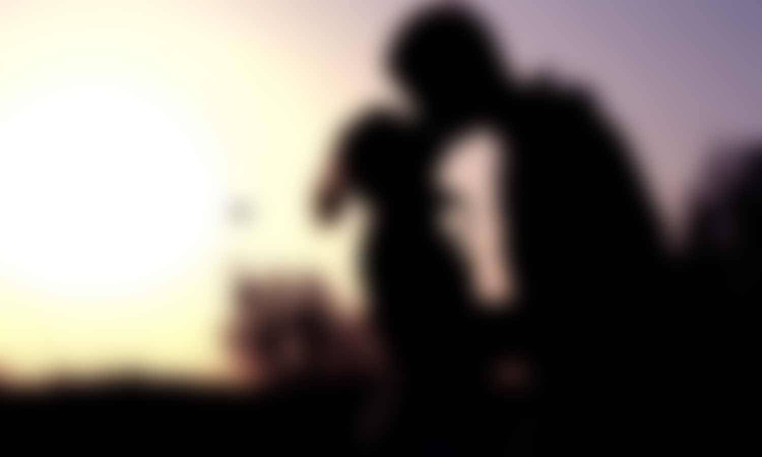 சீனாவில் காதலிக்கு கொடுத்த உதட்டு முத்தத்தால் காது கேட்கும் திறனை இழந்த காதலன்