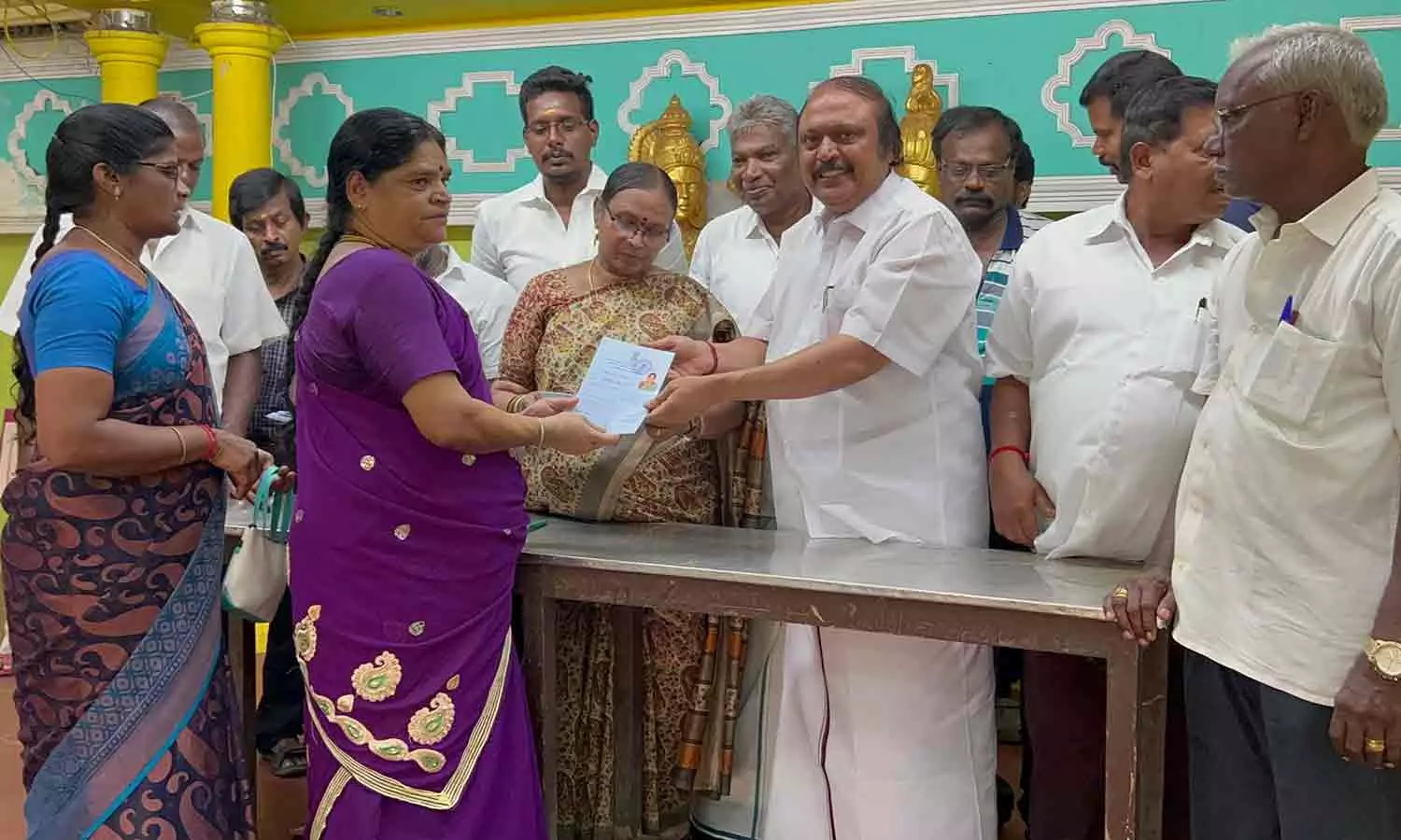 உதவி தொகைக்கான சான்றிதழ்-கென்னடி எம்.எல்.ஏ. வழங்கினார் உதவி தொகைக்கான சான்றிதழ்-கென்னடி எம்.எல்.ஏ. வழங்கினார்