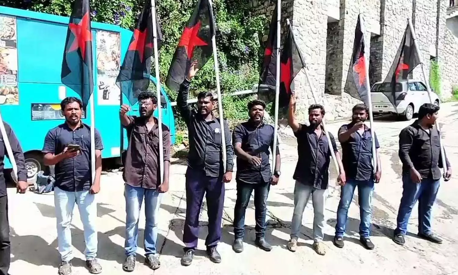 கொடைக்கானலில் கவர்னர் வருகைக்கு எதிர்ப்பு தெரிவித்து போராட்டம்: தி.வி.க.வினர் கைது கொடைக்கானலில் கவர்னர் வருகைக்கு எதிர்ப்பு தெரிவித்து போராட்டம்: தி.வி.க.வினர் கைது