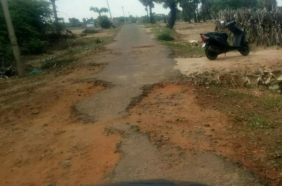 விபத்தை ஏற்படுத்தும் அபாய நிலையில் தார்ச்சாலை விபத்தை ஏற்படுத்தும் அபாய நிலையில் தார்ச்சாலை