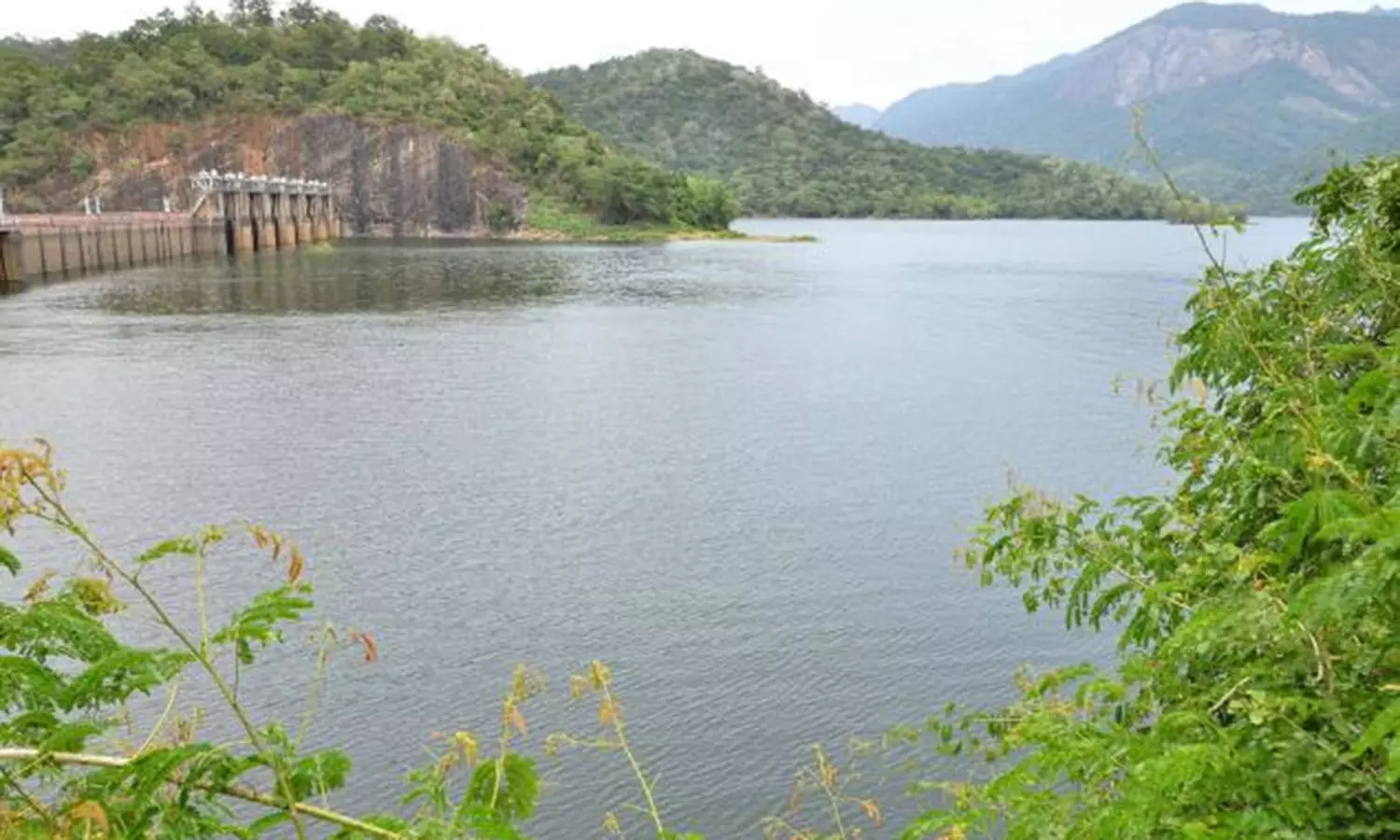 நெல்லை, கோவில்பட்டியில் திடீர் மழை: அணைகளில் நீர் இருப்பு குறைவதால் குடிநீர் தட்டுப்பாடு அபாயம் நெல்லை, கோவில்பட்டியில் திடீர் மழை: அணைகளில் நீர் இருப்பு குறைவதால் குடிநீர் தட்டுப்பாடு அபாயம்