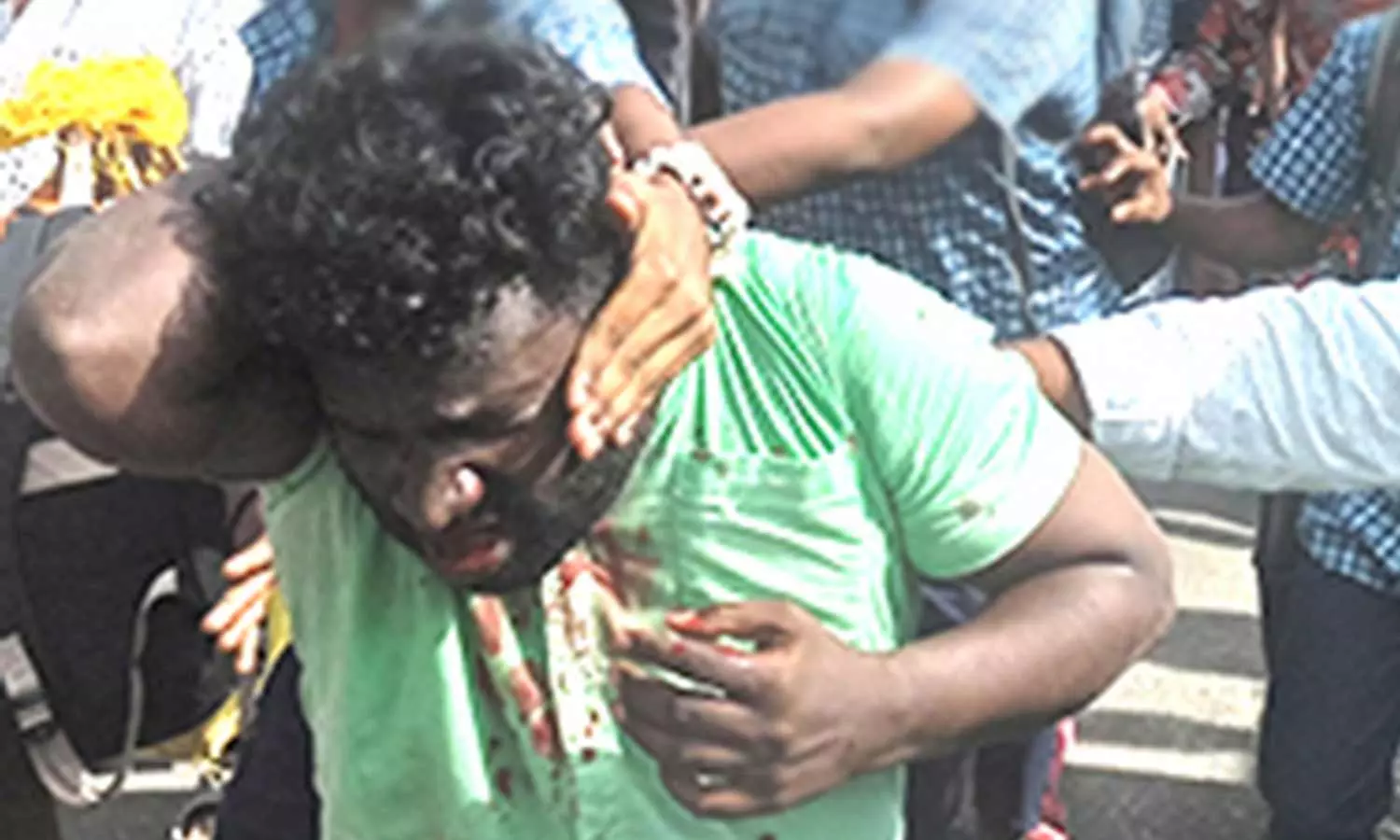 மதுரை பெரியார் பஸ் நிலையத்தில் பயணிகளிடம் செல்போன் பறித்த வடமாநில வாலிபருக்கு தர்ம அடி மதுரை பெரியார் பஸ் நிலையத்தில் பயணிகளிடம் செல்போன் பறித்த வடமாநில வாலிபருக்கு தர்ம அடி