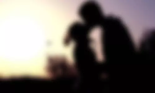 சீனாவில் காதலிக்கு கொடுத்த உதட்டு முத்தத்தால் காது கேட்கும் திறனை இழந்த காதலன்