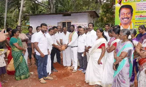 கல்லுக்கூட்டம் பேரூராட்சியில் அங்கன்வாடி கட்டிடம்- அடிக்கல் நாட்டினார் விஜய் வசந்த் எம்.பி.