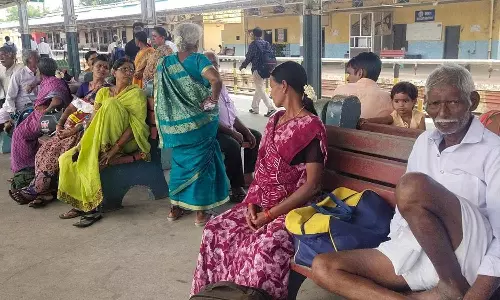 தண்டவாள சீரமைப்பு பணியால் அரக்கோணம்-சென்னை ரெயில்கள் ரத்து