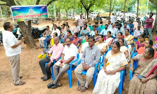 கள்ளக்குறிச்சி தாசில்தார் சஸ்பெண்டு செய்யப்பட்டதை கண்டித்துதிண்டுக்கல்லில் வருவாய்த்துறை அலுவலர்கள் காத்திருப்பு போராட்டம்