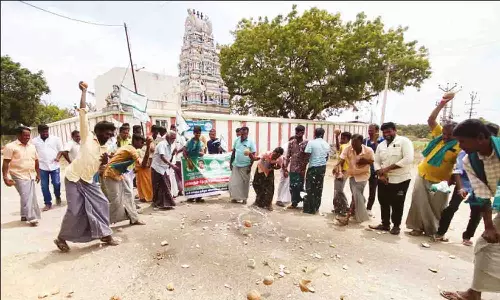 விலை வீழ்ச்சியை தடுக்க வலியுறுத்தி தேங்காய் உடைத்து போராட்டம்
