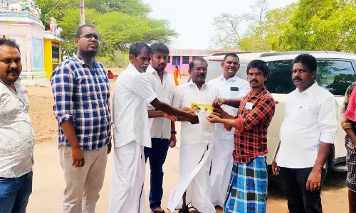 மின்சாரம் தாக்கி மாடுகளை இழந்தவர்களுக்கு அமைச்சர் சார்பில் நிதியுதவி