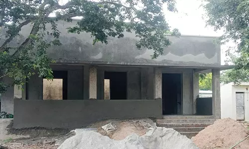 செங்கல்பட்டு அருகே அரசு பள்ளி கட்டிட பணி திடீர் நிறுத்தம்- பொதுமக்கள் அதிர்ச்சி