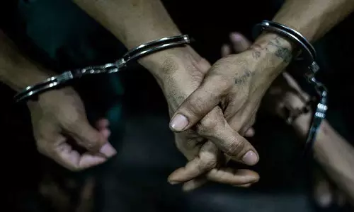 லாட்டரி சீட்டு விற்ற 2 பேர் கைது