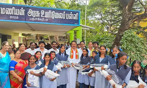 அரசு பள்ளி மாணவர்களுக்கு அரிசி, ரெயின்கோட்