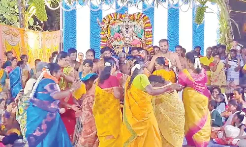 திருக்கல்யாண நிகழ்ச்சியில் கும்மி அடித்து வழிபட்ட பெண்கள்