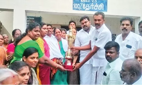 தேசிய நல்லாசிரியர் விருதுக்கு தேர்வான வீ.கே.புதூர் அரசு பள்ளி ஆசிரியைக்கு தி.மு.க.வினர் நேரில் வாழ்த்து