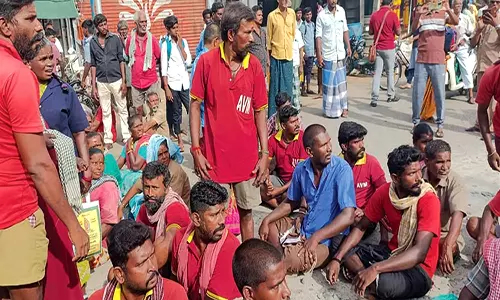 சங்கரன்கோவிலில் இன்று காலை தூய்மை பணியாளர்கள் திடீர் சாலை மறியல்