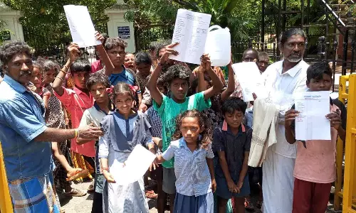 குழந்தைகளுடன் சட்டசபையை முற்றுகையிட்ட நரிக்குறவர்கள்