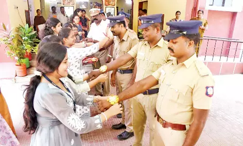 வேப்பேரி காவல் நிலையத்துக்கு சென்று போலீசாருக்கு ராக்கி கயிறு கட்டிய கல்லூரி மாணவிகள்