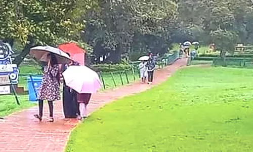 ஓணம் பண்டிகை விடுமுறையை முன்னிட்டு ஊட்டியில் சுற்றுலா பயணிகள் குவிந்தனர்.