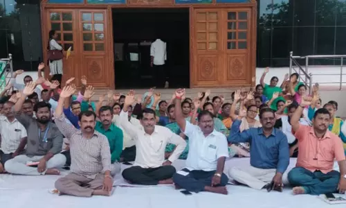 வருவாய் அலுவலர்கள் காத்திருப்பு போராட்டம்