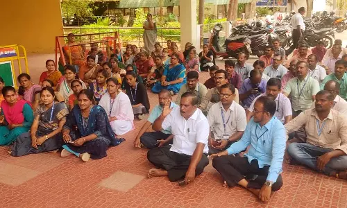 நெல்லை கலெக்டர் அலுவலகம் முன்பு வருவாய் அலுவலர்கள் சங்கத்தினர் காத்திருப்பு போராட்டம்