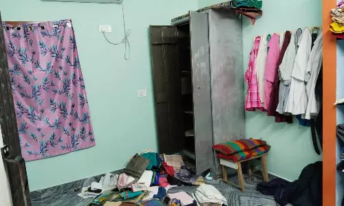 கும்மிடிப்பூண்டி அருகே வீட்டில் தூங்கிய மூதாட்டி-மகளை தாக்கி நகை, பணம் கொள்ளை