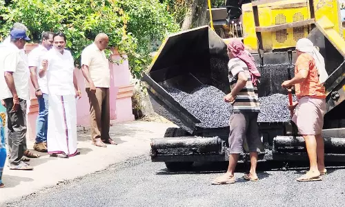 பாலக்கோட்டில்  தார்சாலை அமைக்கும் பணி