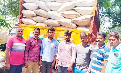 லாரி, வேனில் ரேஷன் அரிசி கடத்திய டிரைவர் உள்பட 3 பேர் கைது