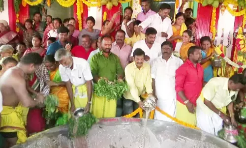 தருமபுரி முத்து மாரியம்மன் கோவிலில் கூழ் ஊற்றும் நிகழ்ச்சி