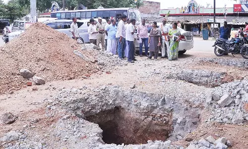 மாரண்டஅள்ளி பஸ் நிலையத்தில்  கட்டுமான பணிகள் குறித்து கலெக்டர் ஆய்வு