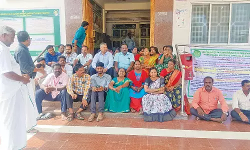 அரசு ஊழியர் சங்கத்தினர் காத்திருப்பு போராட்டம்