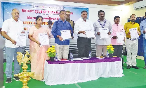 தஞ்சை கல்லூரியில் சாலை பாதுகாப்பு குறித்த விழிப்புணர்வு நிகழ்ச்சி