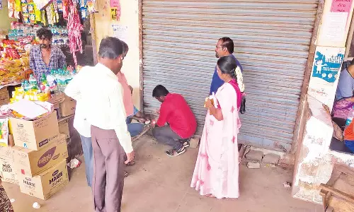 வாடகை பாக்கியுள்ள கடைகளுக்கு சீல்