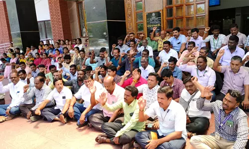 பணியை புறக்கணித்து காத்திருப்பு வருவாய் துறையினர் போராட்டம்