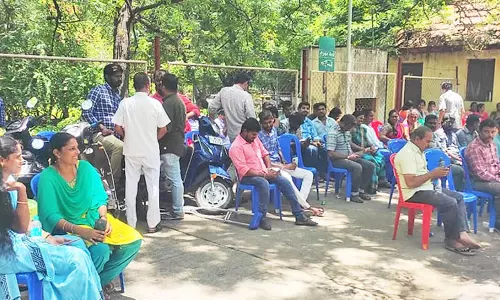 தாசில்தார் சஸ்பெண்டு செய்யப்பட்டதை கண்டித்து  வருவாய் துறை அலுவலர்கள்  போராட்டம்