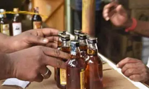 காரில் மதுபான பாட்டில்கள் கடத்தியவர் கைது