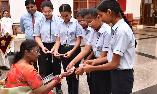 சிறுவர்கள் மற்றும் மாணவர்களுடன் ரக்ஷா பந்தன் கொண்டாடிய குடியரசு தலைவர்