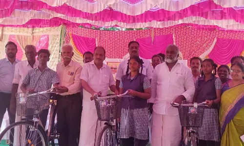 மாணவர்களுக்கு இலவச சைக்கிள்- பொன்னேரி எம்.எல்.ஏ வழங்கினார்