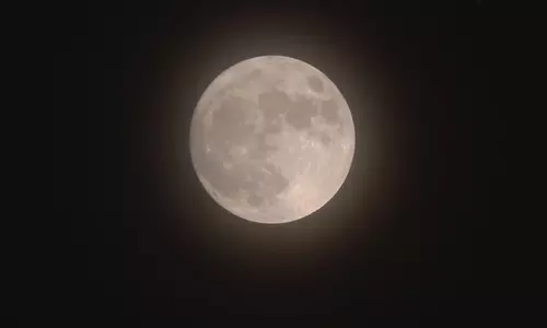 வடமாநிலங்களில் தெரிந்த சூப்பர் ப்ளூ மூன்- ஆர்வமுடன் கண்டு ரசித்த மக்கள்