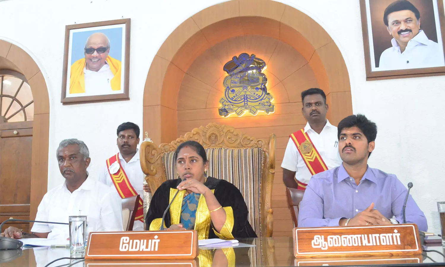 கோவை மாநகராட்சி கூட்டத்தில் காரசார வாக்குவாதம் கோவை மாநகராட்சி கூட்டத்தில் காரசார வாக்குவாதம்