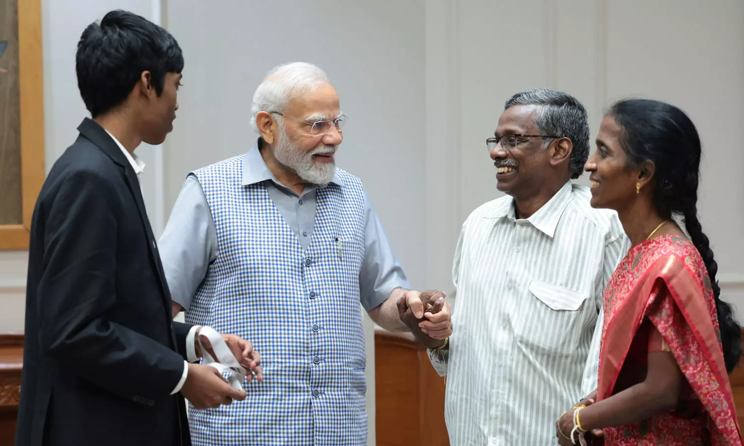 பிரக்ஞானந்தாவை நேரில் அழைத்து பாராட்டிய மோடி பிரக்ஞானந்தாவை நேரில் அழைத்து பாராட்டிய மோடி