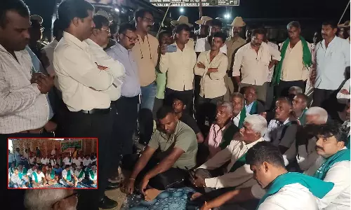 காவிரியில் தண்ணீர் திறந்து விட எதிர்ப்பு: கர்நாடக விவசாயிகள் இரவு முழுவதும் போராட்டம்