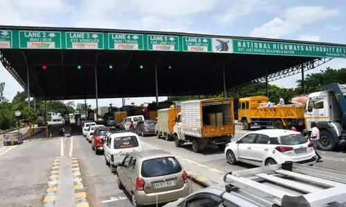 தமிழகத்தில் சுங்கச்சாவடிகளில் இன்று நள்ளிரவு முதல் கட்டணம் உயர்வு