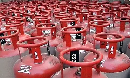 சமையல் கியாஸ் சிலிண்டர் விலை குறைப்பு அமலுக்கு வந்தது- சிலிண்டர் ரூ910-க்கு விற்பனை