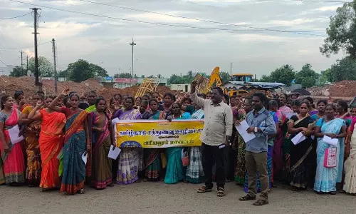 சத்துணவு ஊழியர்கள் மடியேந்தி ஆர்ப்பாட்டம்