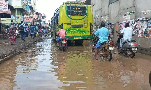 4 முனை சந்திப்பில் குளம் போல் தேங்கி நிற்கும் வெள்ளம்