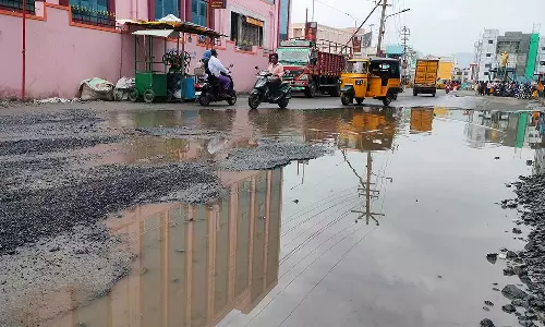 சூறாவளி காற்றுடன் பலத்த மழை: சேலம் மாநகரில் 30 நிமிடத்தில் 5.6 செ.மீ. மழை கொட்டி தீர்த்தது