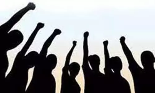 வருவாய்த் துறையினர் தர்ணா போராட்டம்